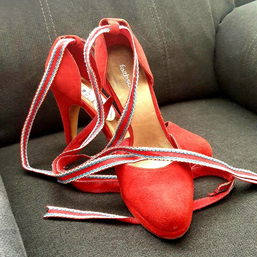 💚💎3/$30 Faith Solo stunning sexy red suede shoes